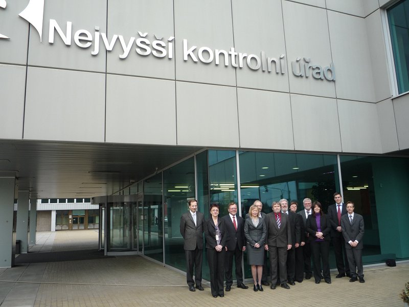 Zástupci NKÚ a BRH před sídlem NKÚ, březen 2012, Praha