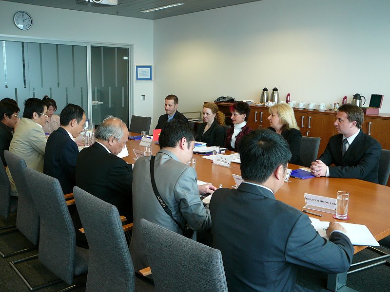 Zástupci NKÚ při jednání s vietnamskou delegací - Praha, květen 2012