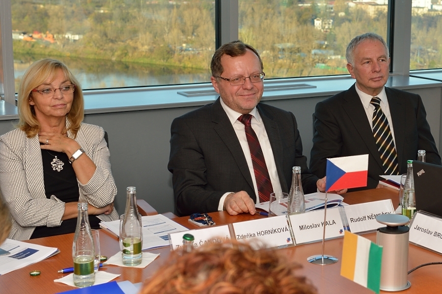Představitelé NKÚ při jednání s velvyslanci (zleva viceprezidentka Z. Horníková, prezident M. Kala, člen kolegia R. Němeček)