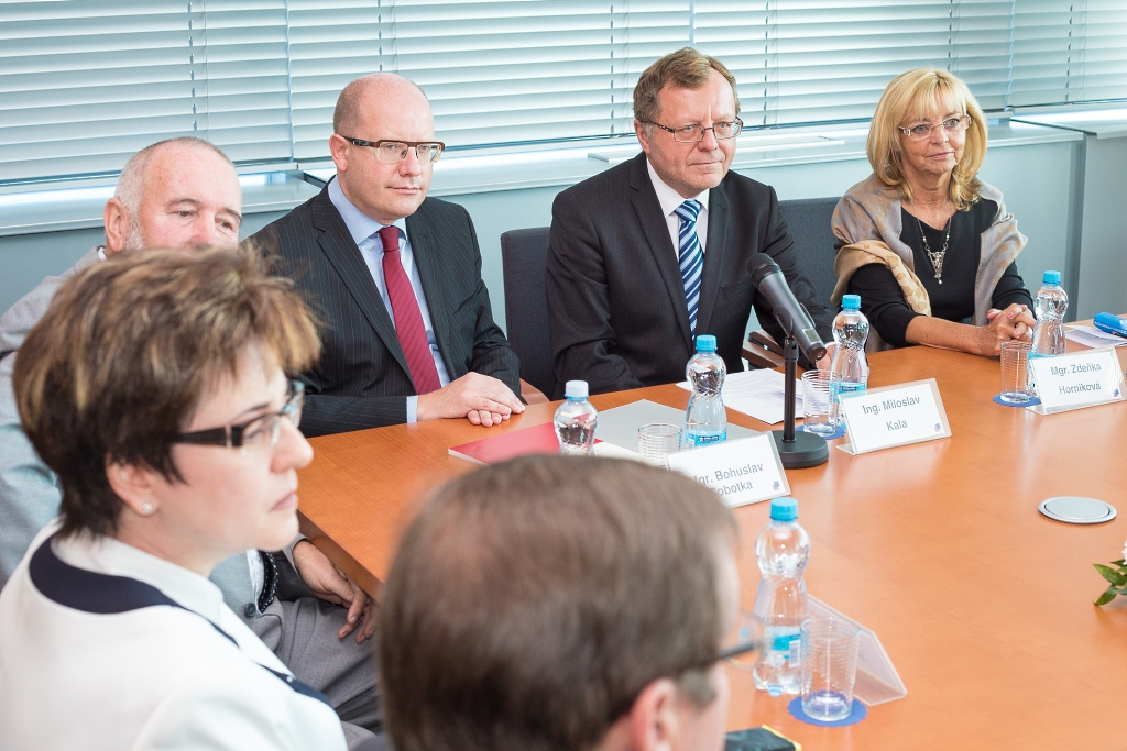 Premiér Bohuslav Sobotka, prezident NKÚ Miloslav Kala a viceprezidentka NKÚ Zdeňka Horníková