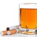 Cigarety a sklenička alkoholu