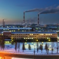 Svítící továrna v noci