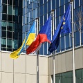Vlajka Ukrajiny před sídlem NKÚ